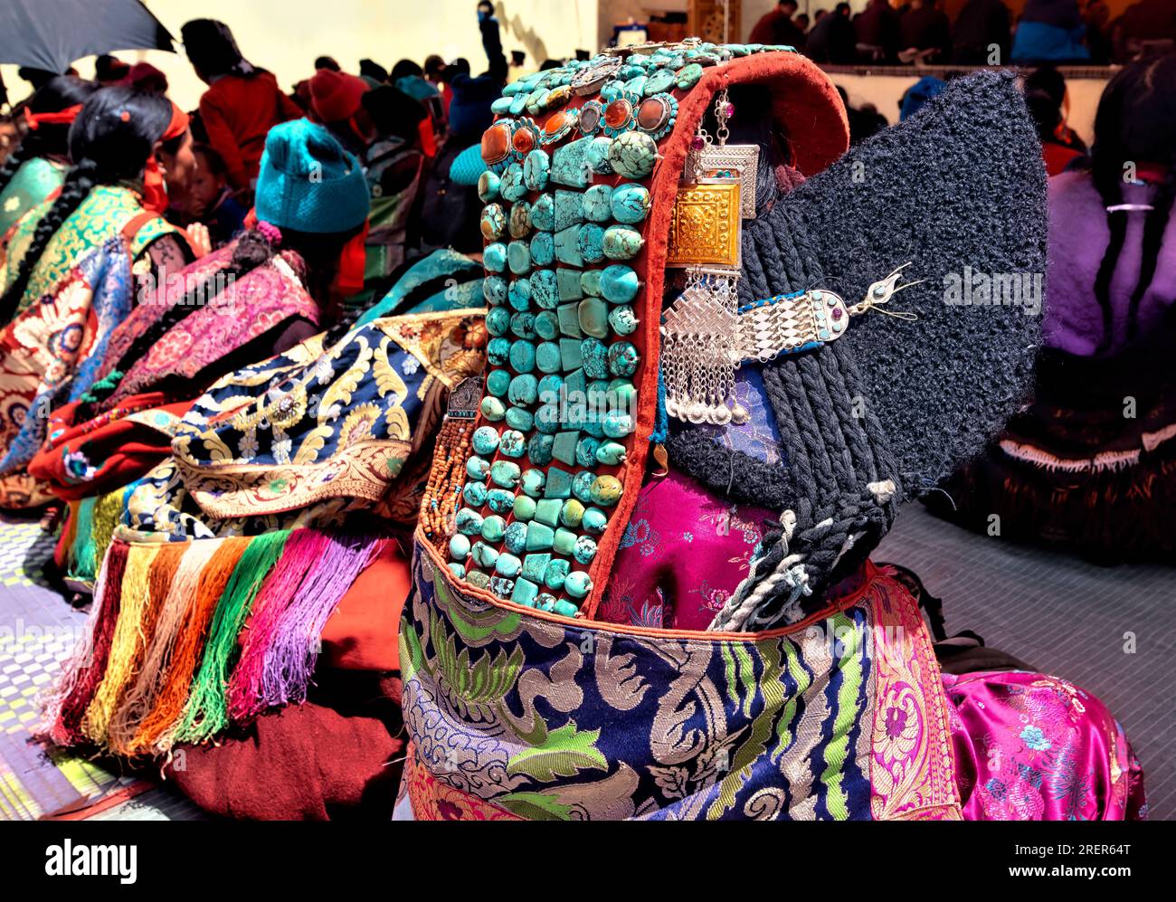 Ladakhi-Frauen in traditioneller Kleidung (perak-Kopfschmuck) in einem High-lama-Unterricht, Lingshed, Ladakh, Indien Stockfoto