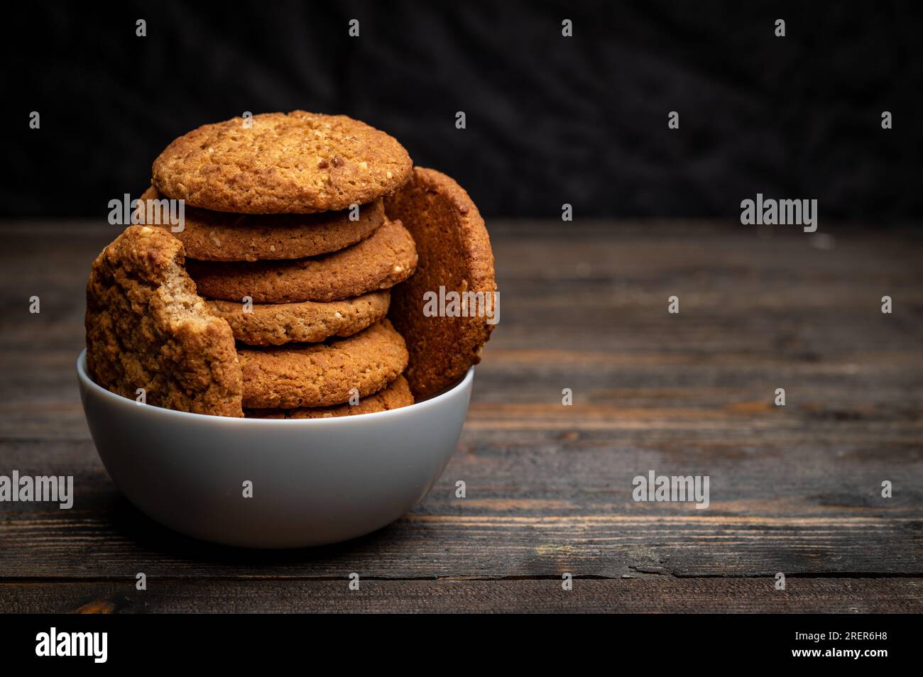Hausgemachte Haferflocken-Kekse Zimt isoliert auf dunklem Holztisch mit Kopierbereich Stockfoto