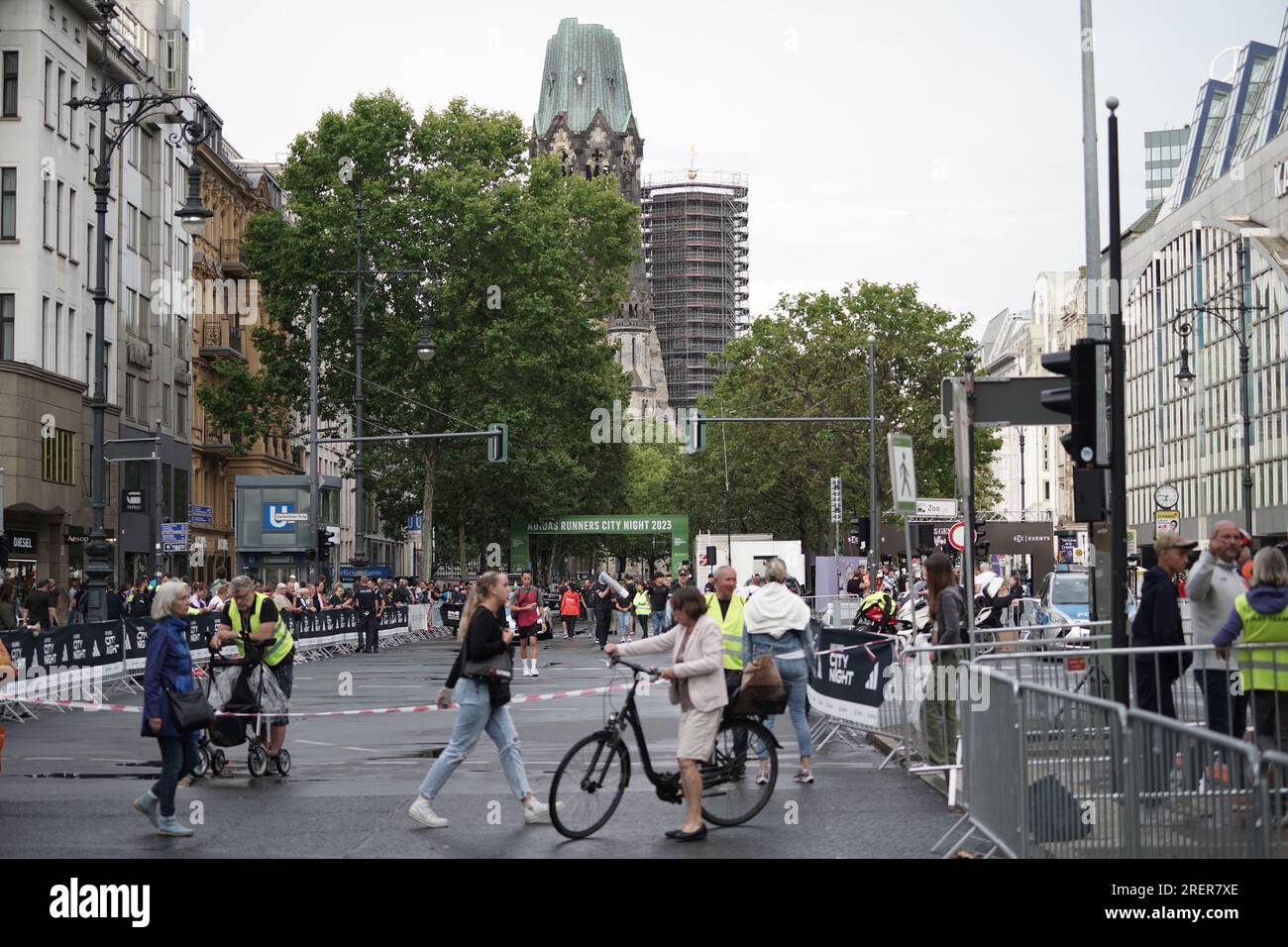 Adidas runners city night Fotos und Bildmaterial in hoher Auflosung Alamy