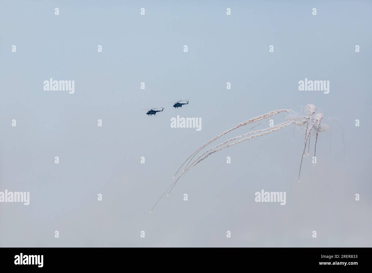 Militärhubschrauber, die sich der Luftverteidigung entziehen. Ein Helikopter setzt Hitzefallen frei, um einer Luftabwehrrakete zu entkommen. Militärluftfahrt auf einer Kampfsorte Stockfoto