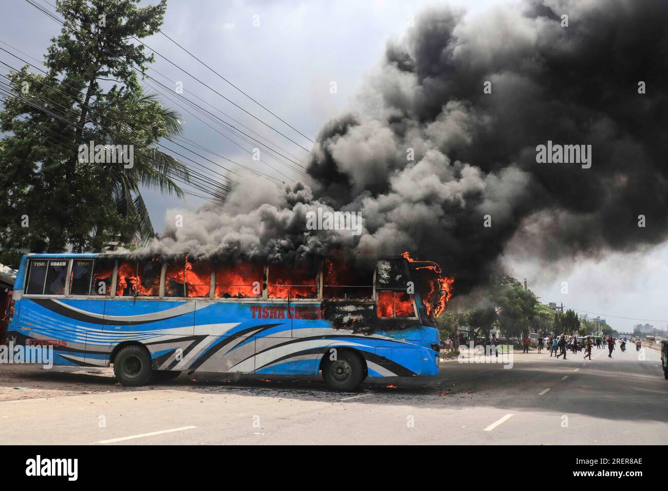 Dhaka, Bangladesch. 29. Juli 2023. Zwei Personenbusse wurden während des Zusammenstoßes zwischen BNP-Anhängern und Polizei in Brand gesetzt.am 29. Juli 2023 brach während des Sit-in-Protests der BNP an den Eingangspunkten der Hauptstadt Matuail in Dhaka, Bangladesch, ein Zusammenstoß zwischen BNP-Anhängern und der Polizei aus (Kreditbild: © Md Rakibul Hasan/ZUMA Press Wire) NUR REDAKTIONELLE VERWENDUNG! Nicht für den kommerziellen GEBRAUCH! Stockfoto