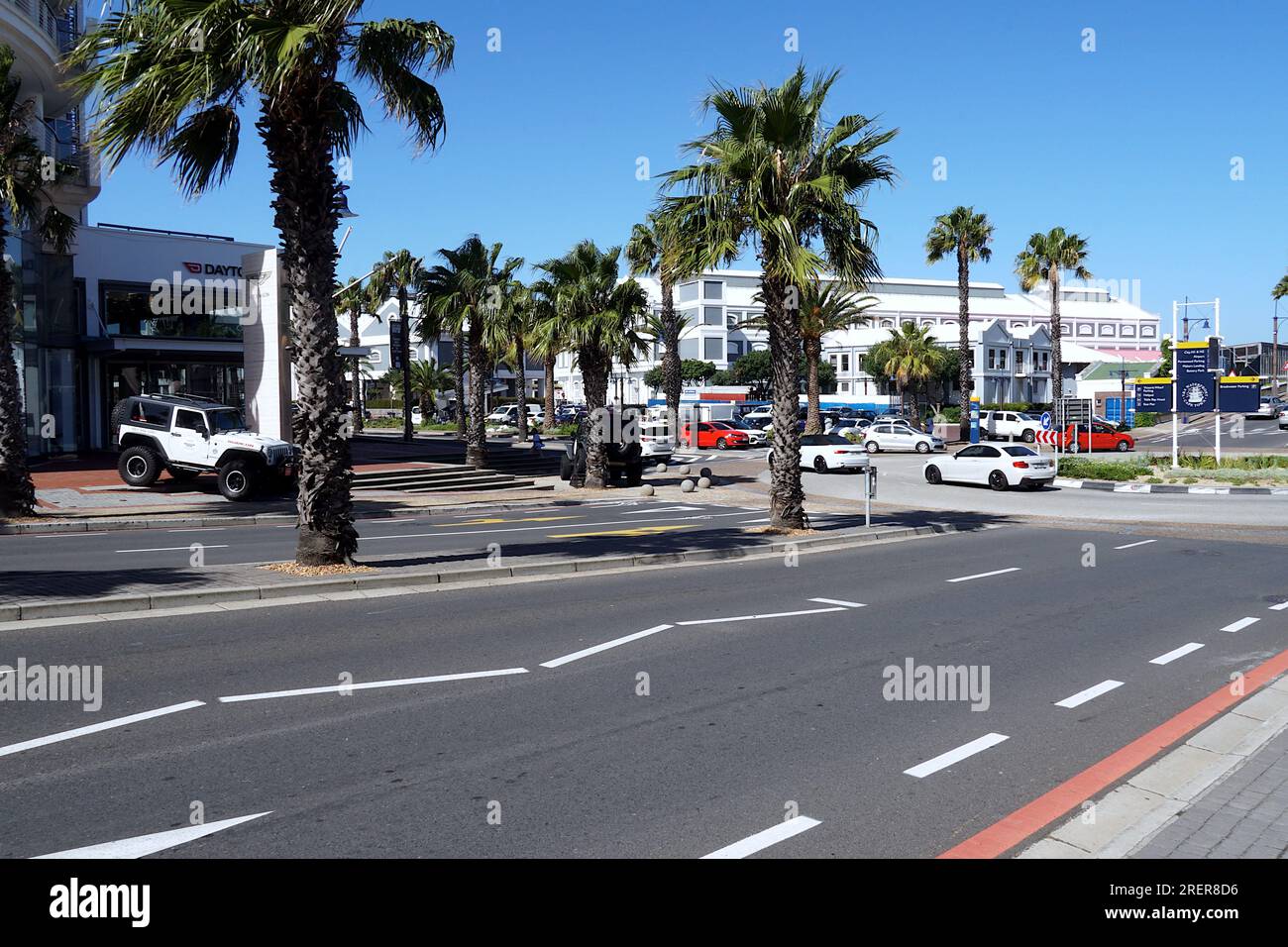 Hauptstraße für Autos mit Palmen und Kreisverkehr in der Nähe der Waterfront in Kapstadt. Stockfoto