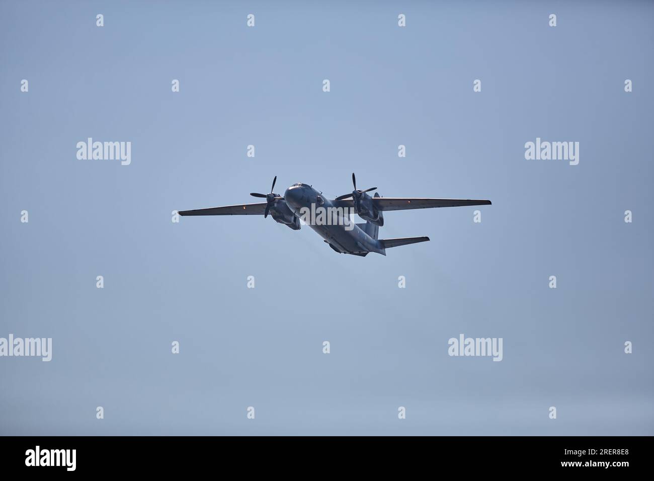 Nahaufnahme eines zweimotorigen Militärtransportflugzeugs Stockfoto