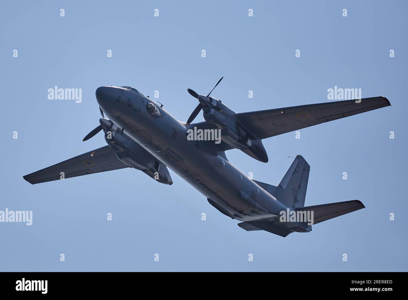 Nahaufnahme eines zweimotorigen Militärtransportflugzeugs Stockfoto