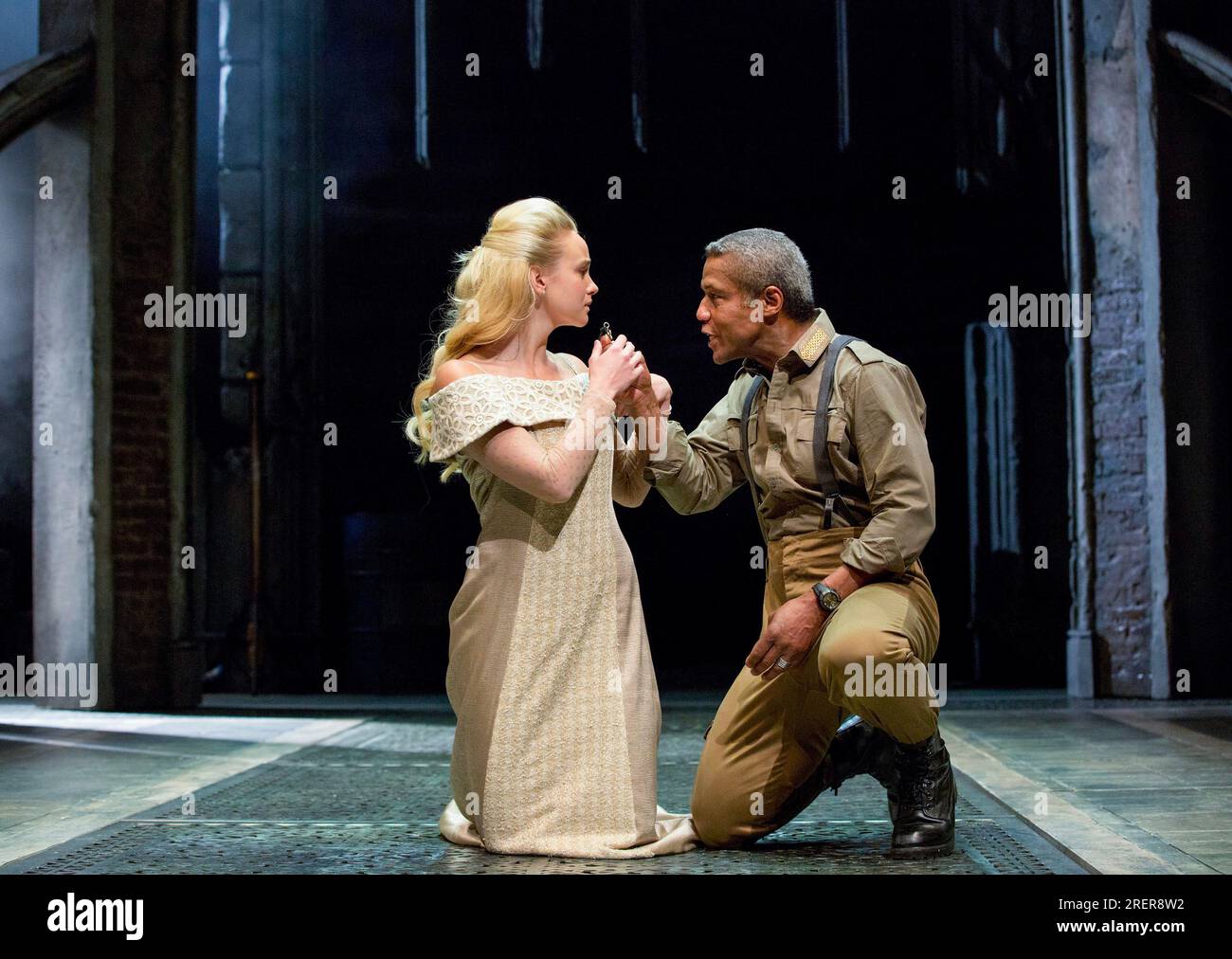 Gesetz 4 sc.2: Joanna Vanderham (Desdemona), Hugh Quarshie (Othello) in OTHELLO von Shakespeare bei The Royal Shakespeare Company (RSC), Royal Shakespeare Theatre, Stratford-upon-Avon, England 11/06/2015 Set und Beleuchtungsdesign: Ciaran Bagnall Kostüme: Fotbal Dimou Direktor: Iqbal Dimou Stockfoto