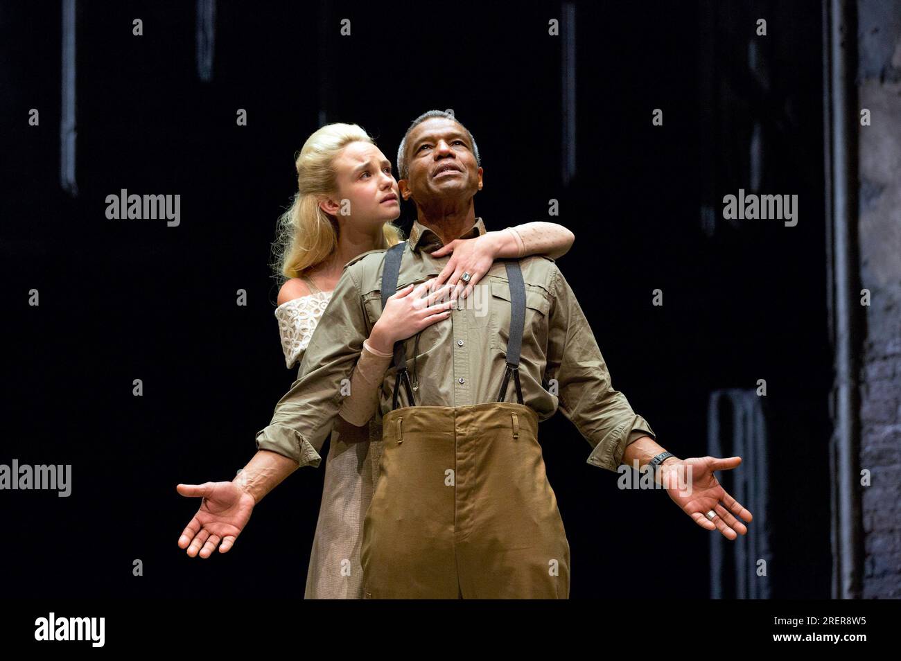 Gesetz 4 sc.2: Joanna Vanderham (Desdemona), Hugh Quarshie (Othello) in OTHELLO von Shakespeare bei The Royal Shakespeare Company (RSC), Royal Shakespeare Theatre, Stratford-upon-Avon, England 11/06/2015 Set und Beleuchtungsdesign: Ciaran Bagnall Kostüme: Fotbal Dimou Direktor: Iqbal Dimou Stockfoto