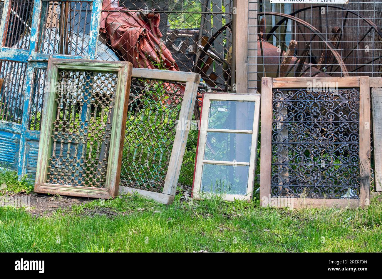 Die Fenster und Türen mit dekorativen Metallarbeiten werden auf einem Bergungshof in Michigan USA verkauft Stockfoto