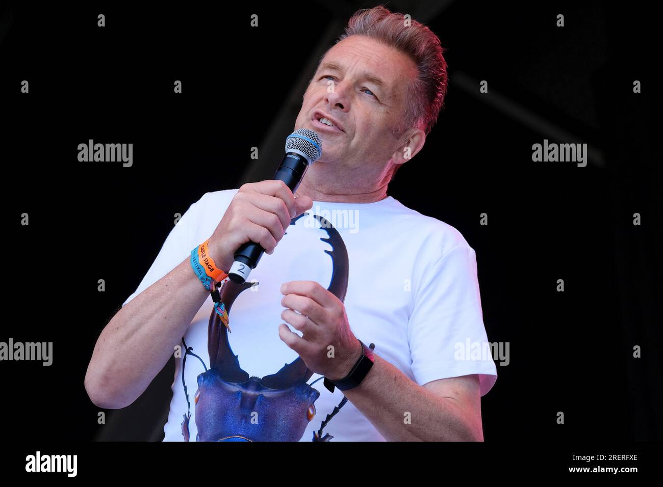 Lulworth, Großbritannien. 29. Juli 2023. Naturforscher, Naturfotograf, Fernsehmoderator und Autor Christopher Gary Packham CBE, Chris Packham, live auf der Bühne und halten einem Familienpublikum im Camp Bestival einen Naturvortrag. Kredit: SOPA Images Limited/Alamy Live News Stockfoto