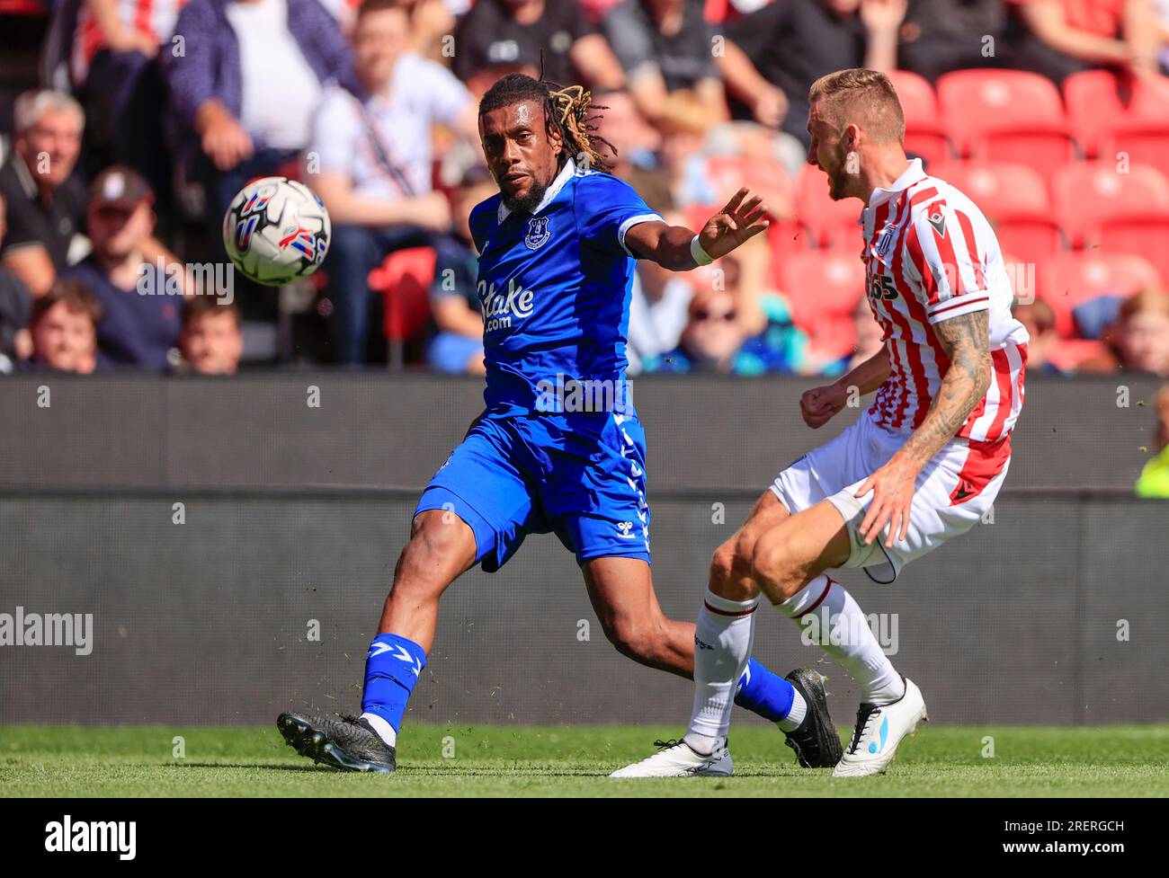 Stoke on Trent, Großbritannien. 29. Juli 2023. Alex Iwobi #17 von Everton kreuzt den Ball während des Vorsaison-Freundschaftsspiels Stoke City gegen Everton im bet365 Stadium, Stoke-on-Trent, Großbritannien, 29. Juli 2023 (Foto von Conor Molloy/News Images) in Stoke-on-Trent, Großbritannien, am 7./29. Juli 2023. (Foto: Conor Molloy/News Images/Sipa USA) Guthaben: SIPA USA/Alamy Live News Stockfoto