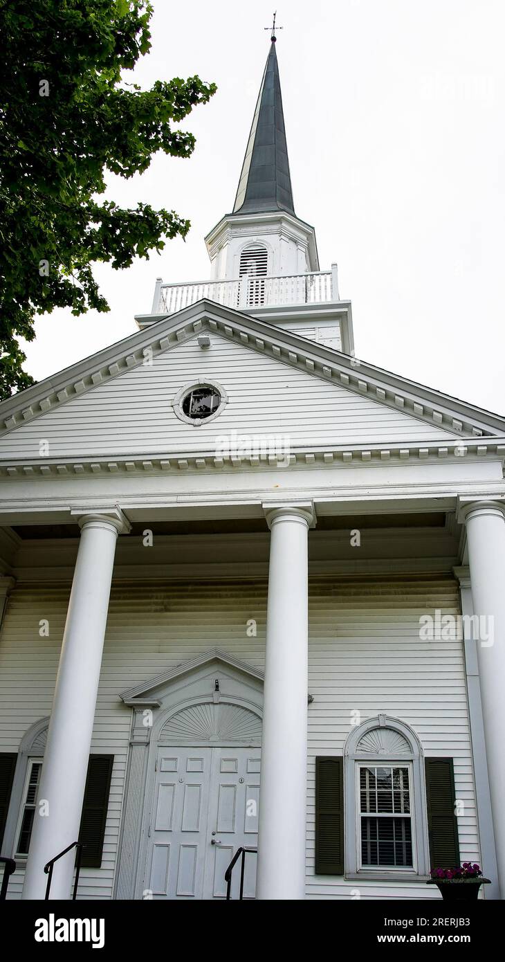 BAR HARBOR, MAINE, USA - 9. JULI 2023: Blick von der Straße auf die Bar Harbor Congregational Church Stockfoto