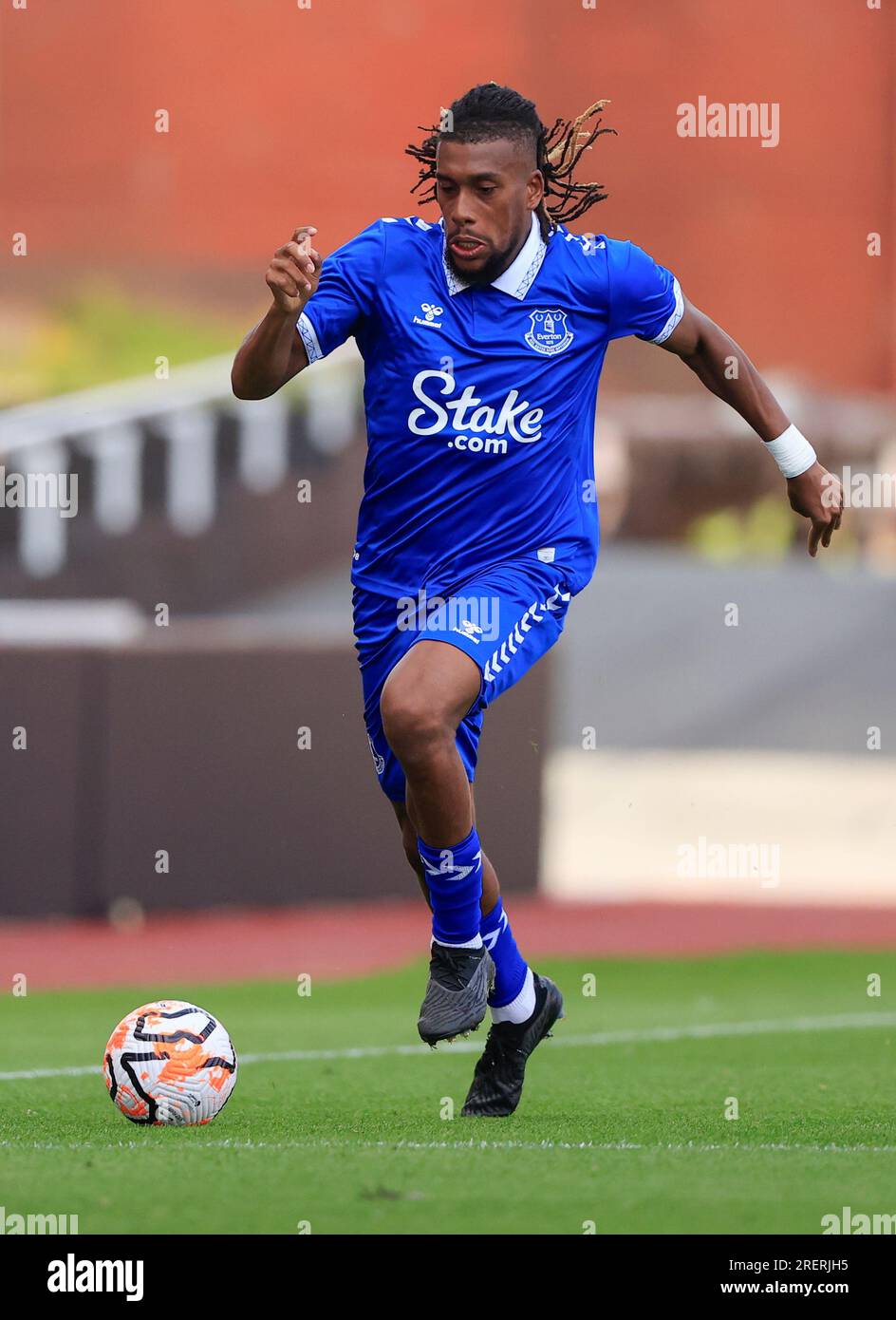 Alex Iwobi #17 of Everton läuft mit dem Ball während des Vorsaison-Freundschaftsspiels Stoke City gegen Everton im bet365 Stadium, Stoke-on-Trent, Großbritannien, 29. Juli 2023 (Foto von Conor Molloy/News Images) Stockfoto