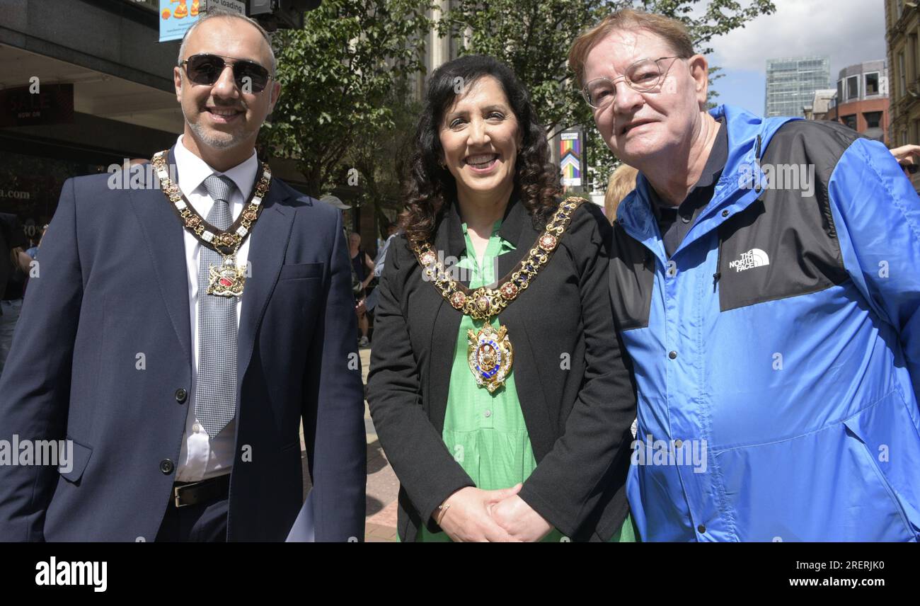 Manchester, Vereinigtes Königreich, 29. Juli 2023. (Links) Majid dar, Bruder von Stadtrat Yasmine dar, der sie als Consort (Zentrum) unterstützt. Der Lord Mayor of Manchester, Stadtrat Yasmine dar, (rechts) Stadtrat Pat Karney, Vorsitzende von Manchester Day. Manchester Day - im Urlaub!, kostenlos, Spaß, familienfreundlich, Veranstaltungen in den Straßen des Stadtzentrums von Manchester, Großbritannien. Unterstützt von Manchester City Council, Manchester Airport Group, Biffa, The Co-op, Manchester Evening News, Wandern Sie auf dem Plank, Kingdom of Sweets, British Firefighter Challenge und Capri Beach Club. Kredit: Terry Waller/Alamy Live News Stockfoto