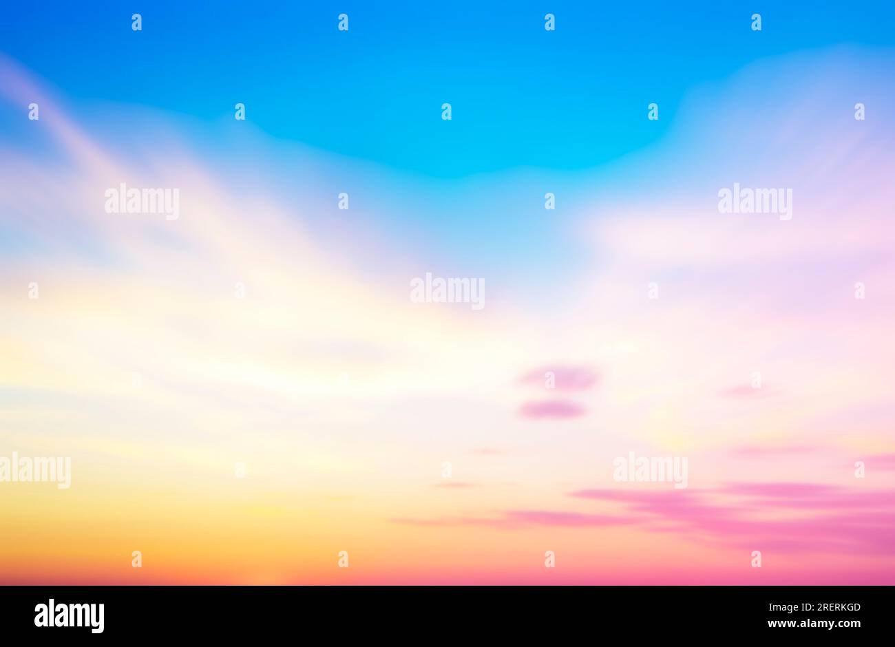 Farbenfroher, abgestufter Himmel im Sommer, Pastelltöne eines wunderschönen Sonnenuntergangs Stockfoto