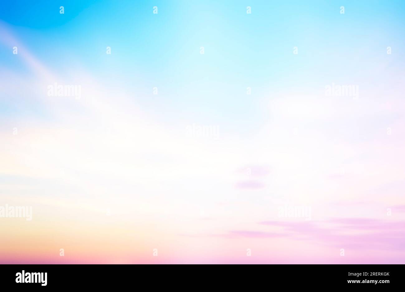 Farbenfroher, abgestufter Himmel im Sommer, Pastelltöne eines wunderschönen Sonnenuntergangs Stockfoto