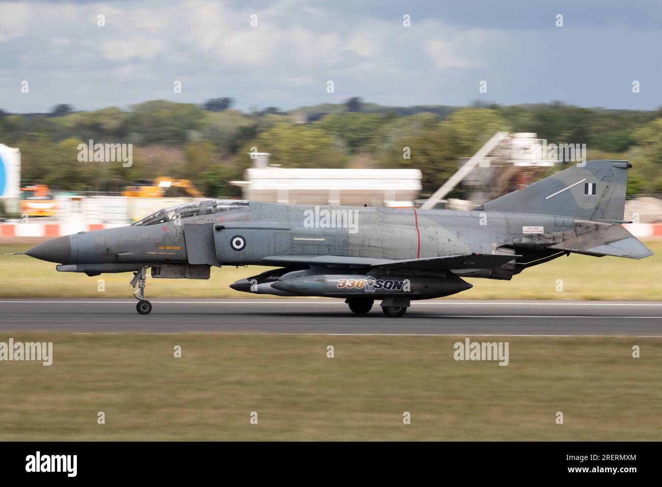 Greek Air Force F-4E Phantom II landet auf der Royal International Air Tattoo 2023 Stockfoto