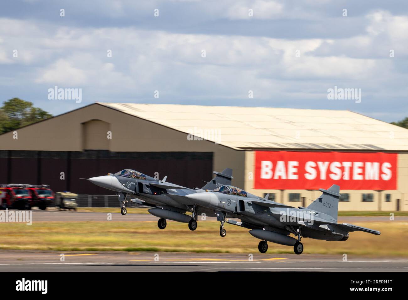 Zwei SAAB JAS-39E Gripen verlassen die Royal International Air Tattoo 2023 Stockfoto