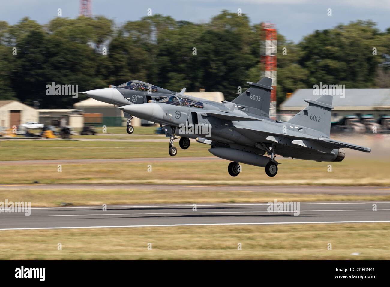 Zwei SAAB JAS-39E Gripen verlassen die Royal International Air Tattoo 2023 Stockfoto