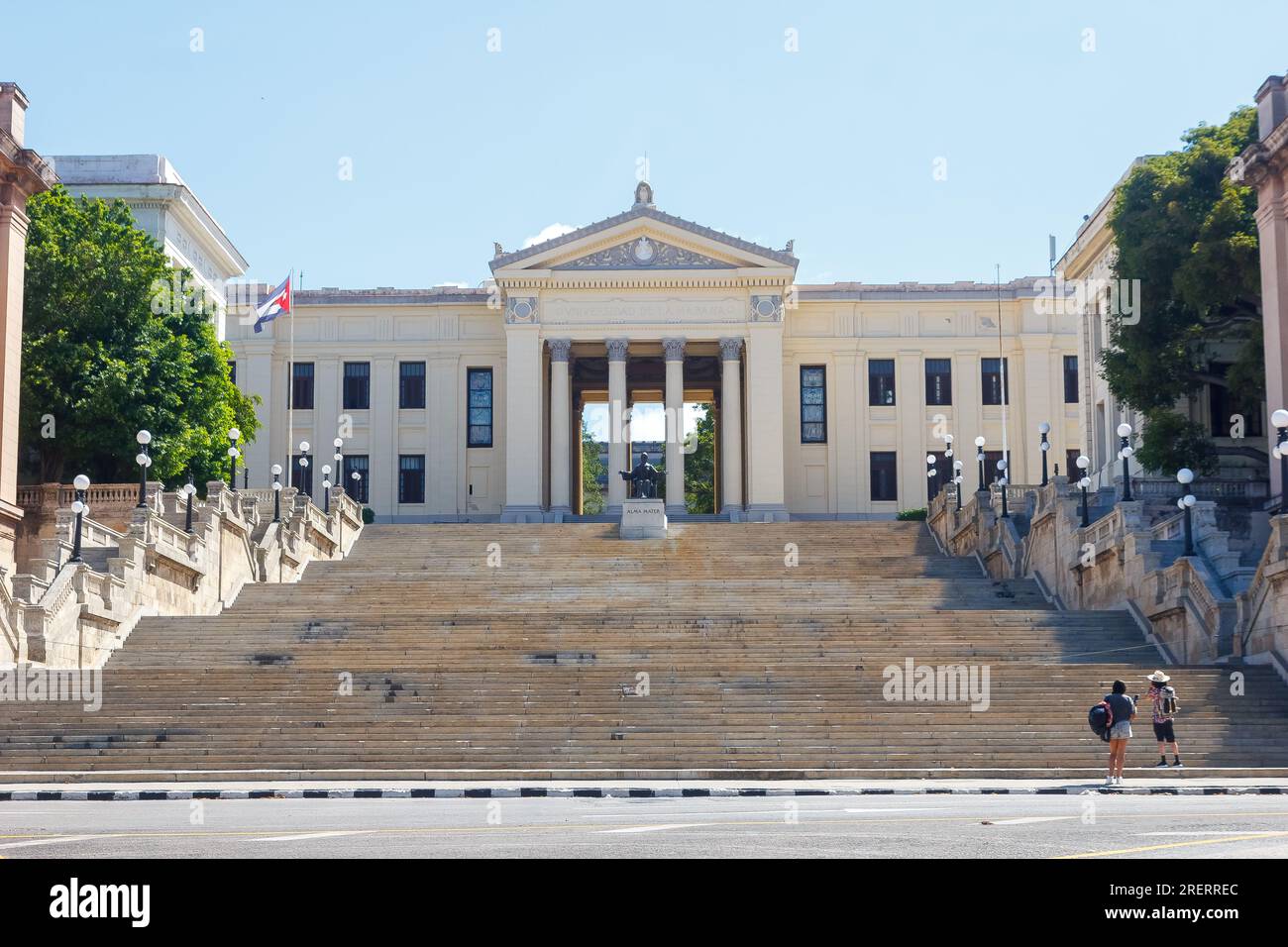 Havanna, Kuba, die Menschen stehen an den Stufen der Havanna University. Die Fassade des nationalen Wahrzeichens und Bildungsgebäudes befindet sich auf der Spitze Stockfoto