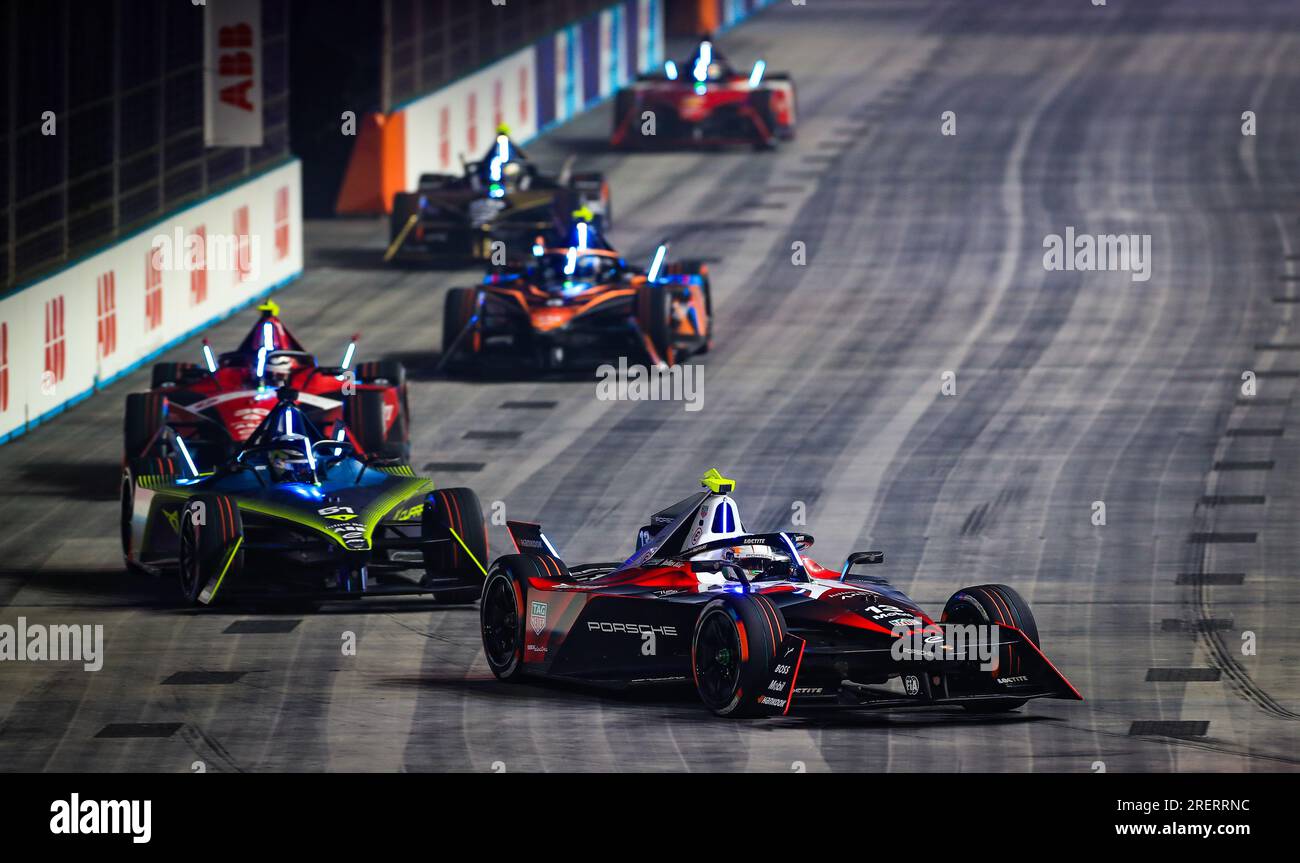 ANTONIO Felix da Costa VON TAG Heuer Porsche, gefolgt von Nico Müller von ABT CUPRA, während des Samstagsrennen am ersten Tag des Hankook London E-Prix 2023 auf dem Excel Circuit, London. Bilddatum: Samstag, 29. Juli 2023. Stockfoto