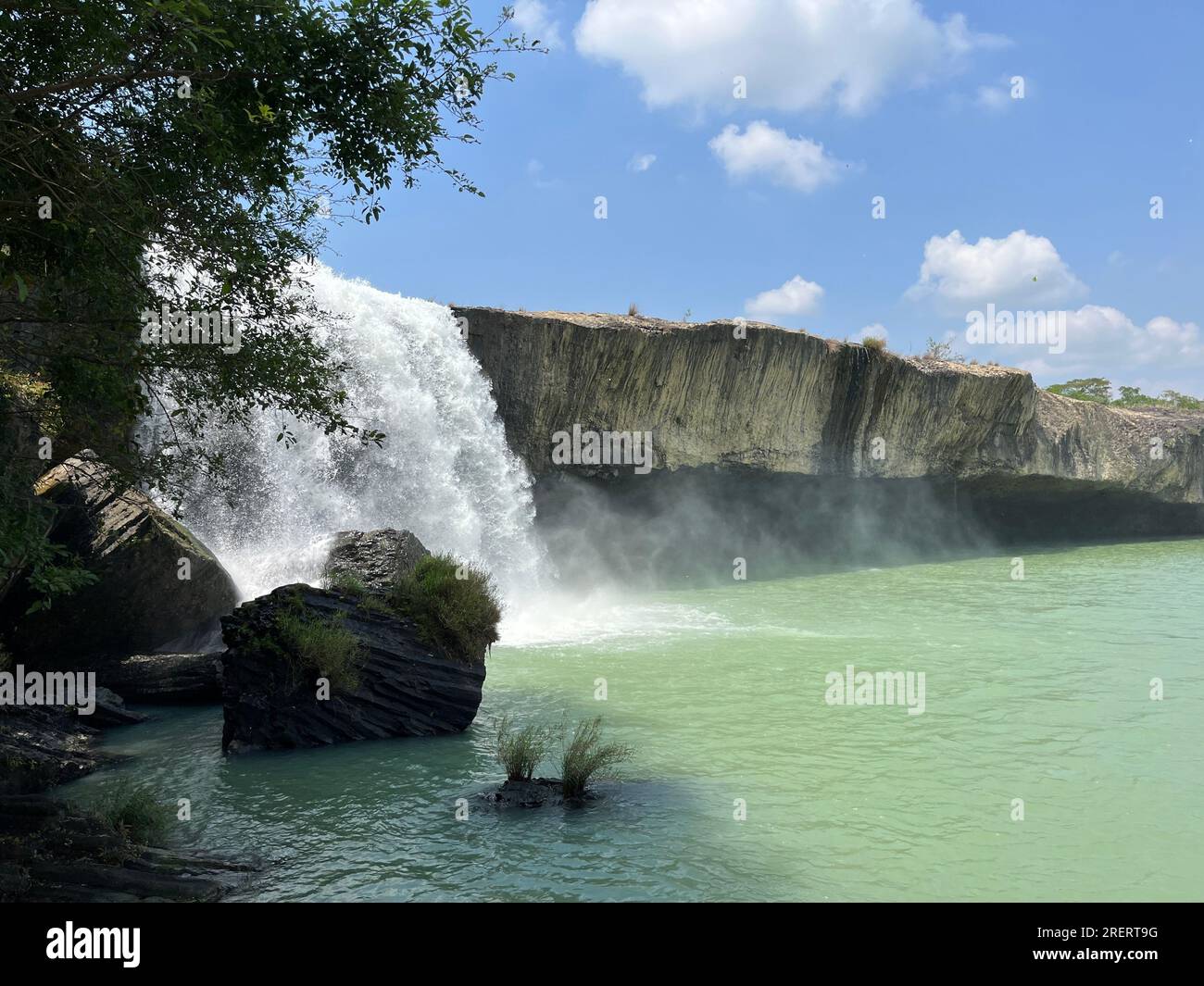 Das Wasser des Srepok-Flusses, der den Dray nur-Wasserfall im Dak Lak-Hochland im Süden Vietnams hinunterfließt Stockfoto