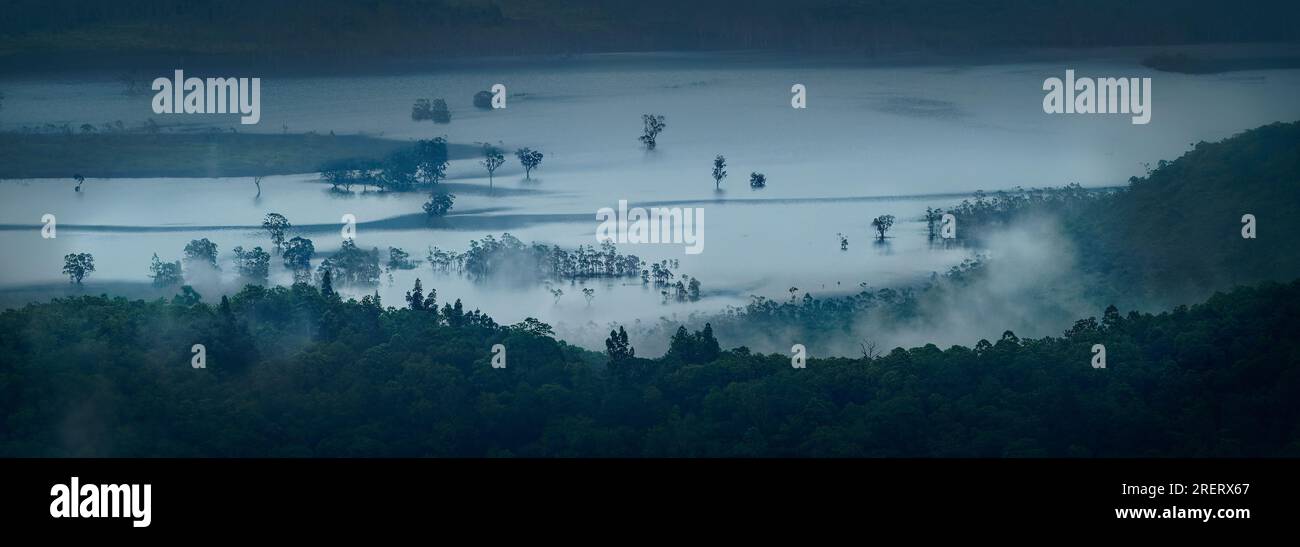 Blue River Provincial Park (Parc Provincial de la Rivière Bleue), in der Kommune Yaté, Südprovinz, Neukaledonien, tropische Landschaft mit Dunst, Maquis Stockfoto