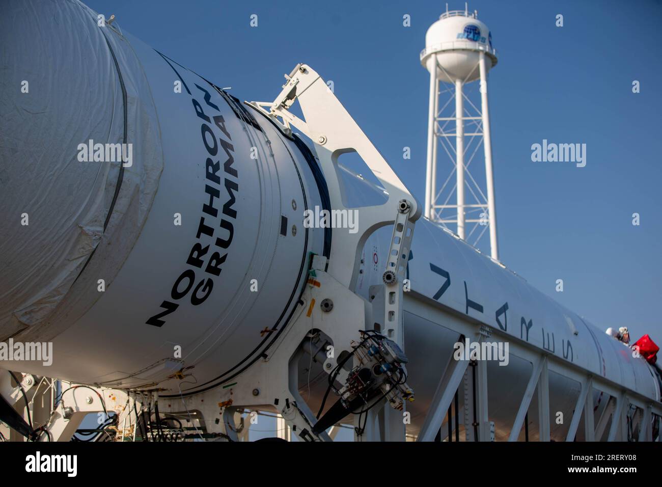 Wallops Island, Vereinigte Staaten von Amerika. 28. Juli 2023. Die Northrop Grumman Antares-Rakete, die das unbemannte Cygnus-Raumschiff transportiert, wird auf dem Launch Pad-0A am Mid-Atlantic Regional Spaceport der NASA Wallops Flight Facility am 28. Juli 2023 in Wallops Island, Virginia, USA, in Position gebracht. Das Raumschiff startet am 1. August mit 8.200 Pfund Vorrat für die Internationale Raumstation. Kredit: Patrick Black/NASA/Alamy Live News Stockfoto