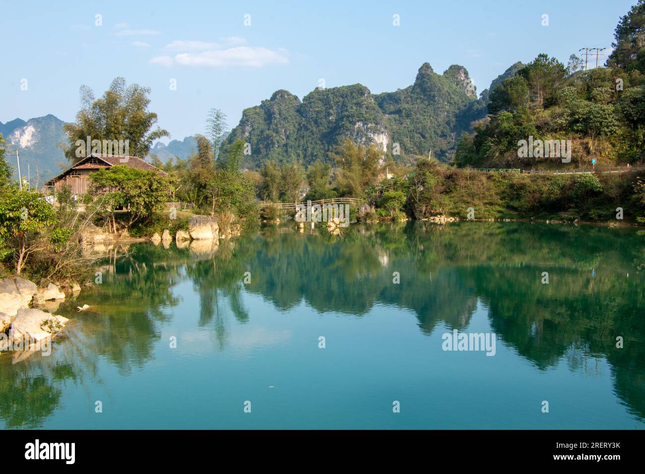 Berge, Hügel und See in der Nähe der Wasserfälle von Ban Gioc in der Provinz Cao Bang im Norden Vietnams Stockfoto