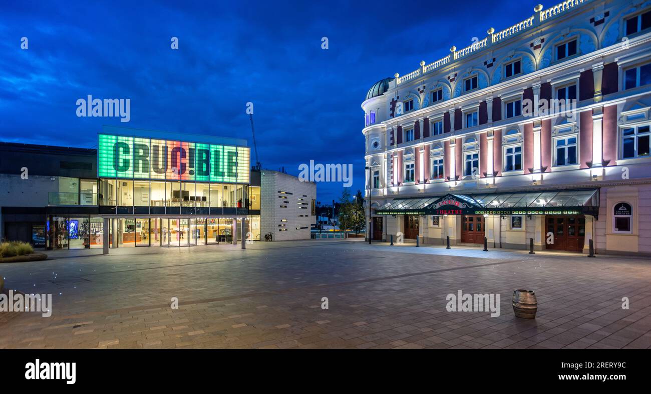 Das Crucible Theatre und das Lyceum Theatre erleuchteten am 25. Juli 2023 am Tudor Square, Sheffield, South Yorkshire, Großbritannien, bei Nacht Stockfoto