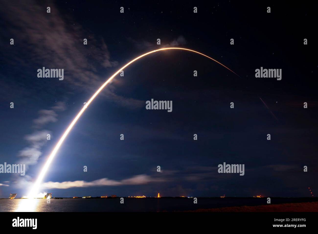 Cape Canaveral, Vereinigte Staaten von Amerika. 28. Juli 2023. Eine SpaceX Falcon 9-Rakete mit den Starlink 6-7-Missionsstrecken über den nächtlichen Himmel, während sie vom Startkomplex 40 im Kennedy Space Center am 28. Juli 2023 in Cape Canaveral, Florida, hochfliegt. Die Rakete brachte 22 Starlink-Satelliten erfolgreich in den Orbit. Kredit: Joshua Conti/US Space Force/Alamy Live News Stockfoto