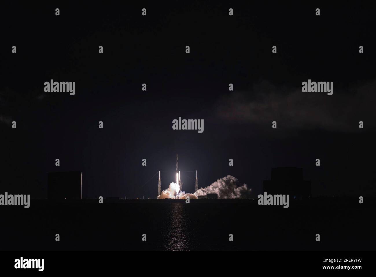 Cape Canaveral, Vereinigte Staaten von Amerika. 28. Juli 2023. Eine SpaceX-Falcon-9-Rakete mit der Starlink-6-7-Mission fliegt vom Startkomplex 40 im Kennedy Space Center am 28. Juli 2023 in Cape Canaveral, Florida, in den Nachthimmel. Die Rakete brachte 22 Starlink-Satelliten erfolgreich in den Orbit. Kredit: Joshua Conti/US Space Force/Alamy Live News Stockfoto