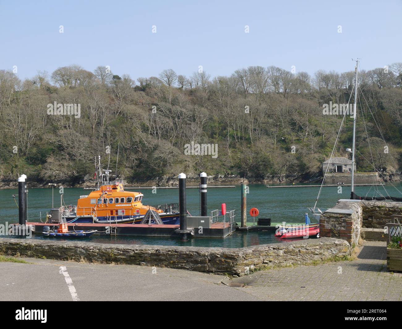 Fowey, Cornwall, Vereinigtes Königreich, März 2022: Rettungsboot der RNLI Trent-Klasse „Maurice and Joyce Hardy“ lag in der Nähe der Rettungsbootstation vor. Stockfoto