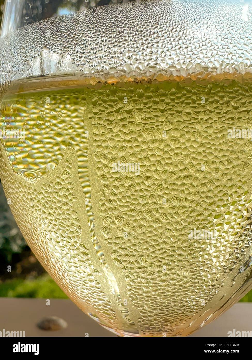 Nahaufnahme eines Weinglases mit Kondensation im Freien. Stockfoto