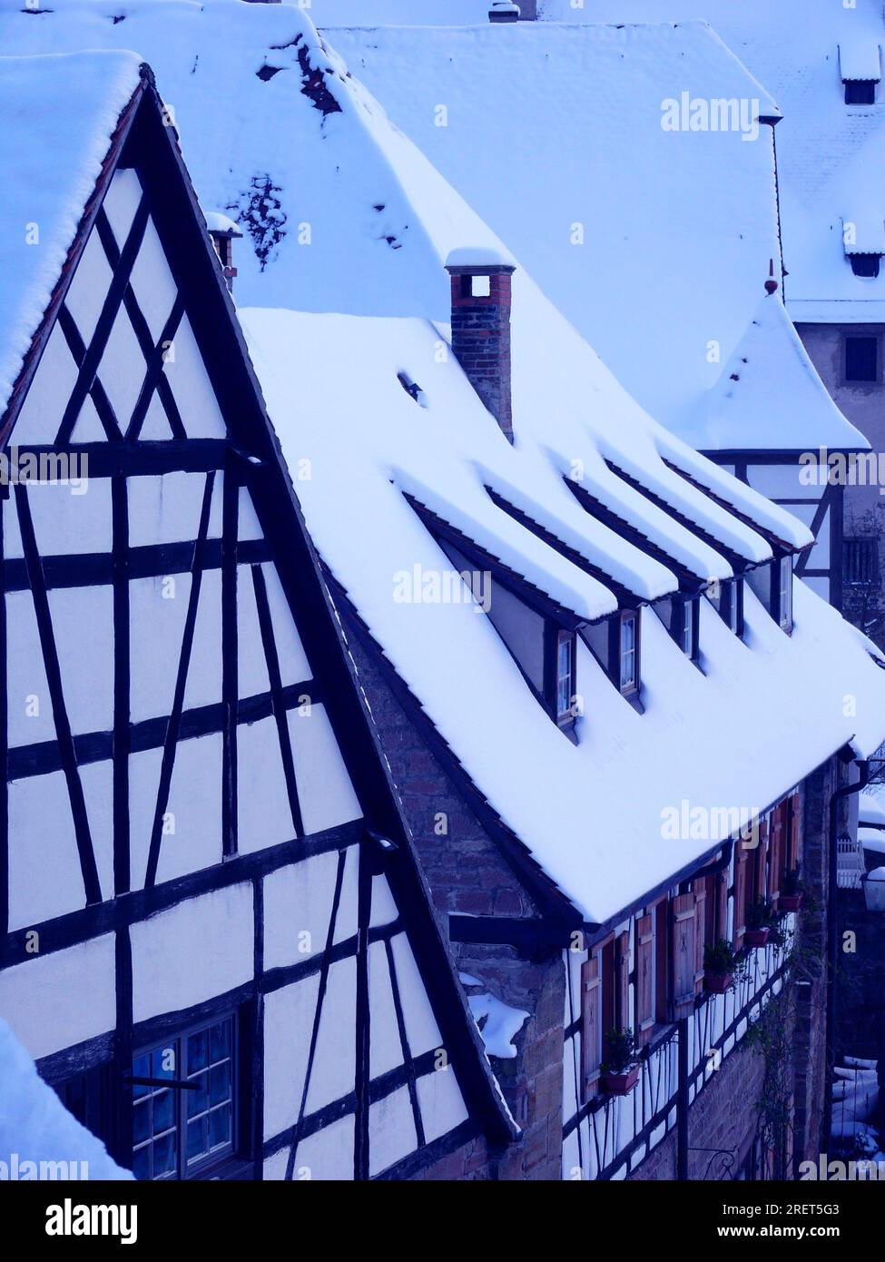 Dachschlafzimmer, Oberlichter, Dächer mit Schnee, Klosterhof und Maulbronn-Kloster mit Schnee im Winter, Baden-Württemberg, Deutschland Stockfoto