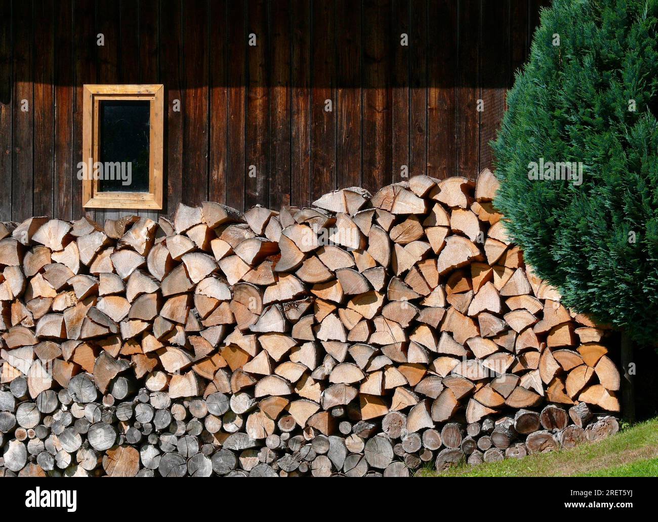 Feuerholz vor der Hütte Stockfoto