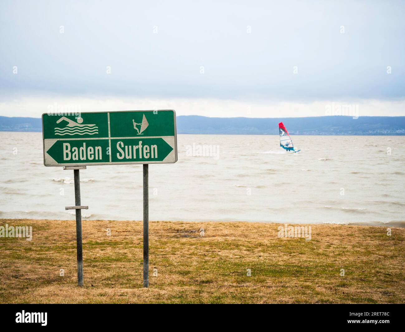 Surfen auf der rechten Seite des Sees Stockfoto