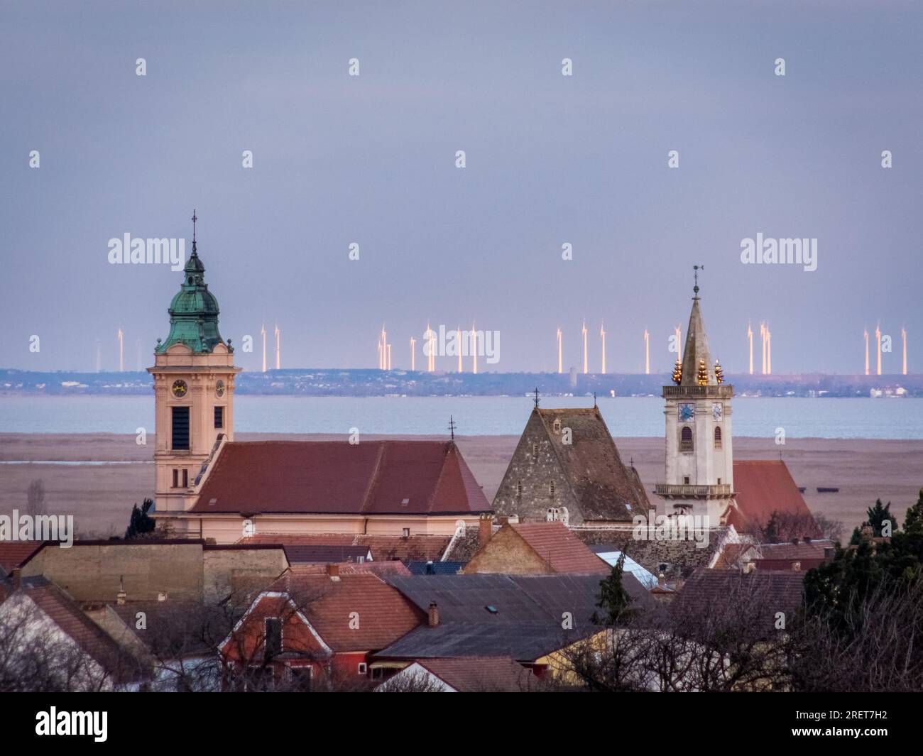 Blick auf die Stadt Rust im Burgenland mit Neusiedler See und Windturbinen Stockfoto