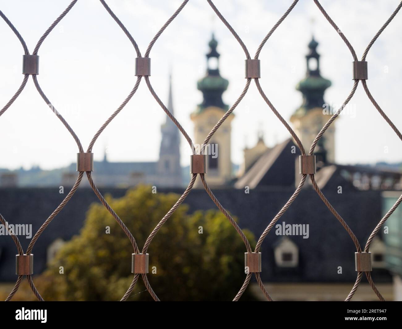 Linz Österreich, Blick auf eine Kirche durch Drahtgeflecht Stockfoto