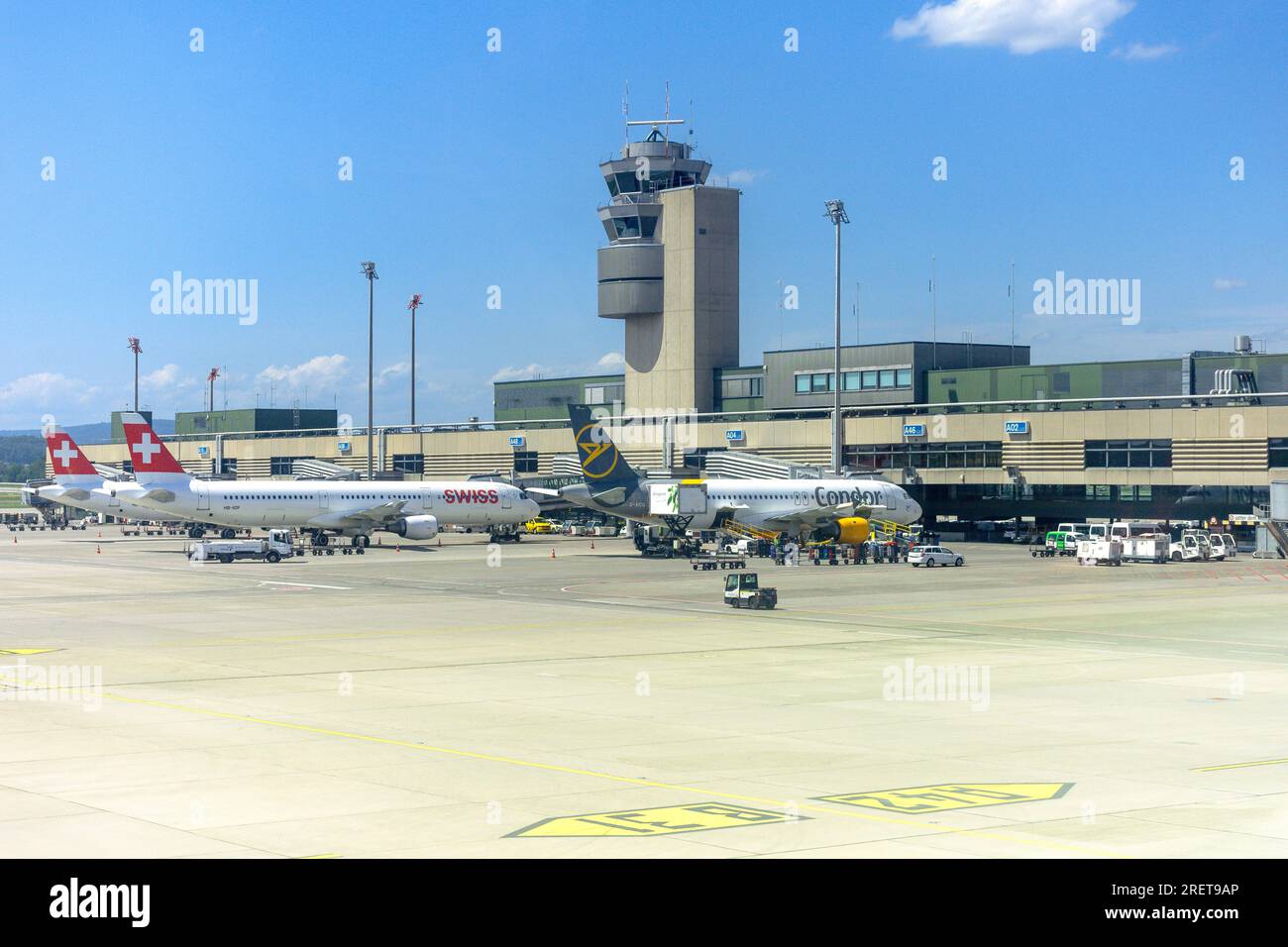 Abflugsteige am Flughafen Zürich (Flughafen Zürich), Flughafenstraße, Kloten, Zürich, Schweiz Stockfoto