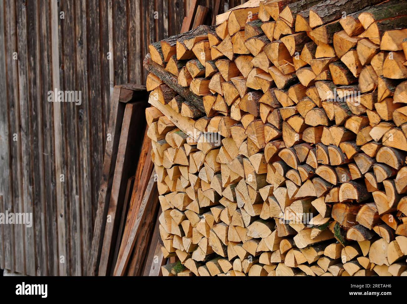 Feuerholz vor der Hütte Stockfoto