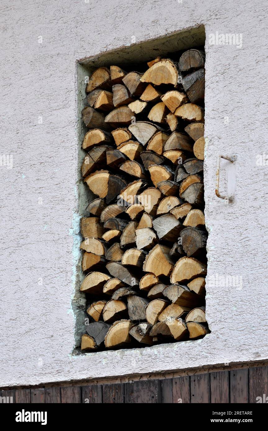 Brennholz vor der Hütte, Brennholz-Nische an der Hauswand Stockfoto