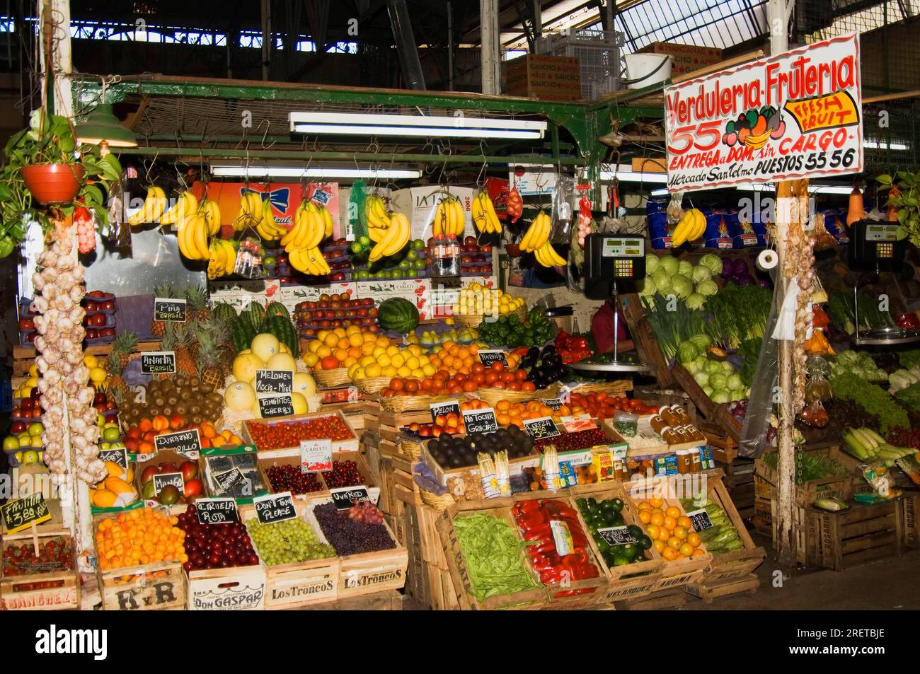Marktstand mit Obst und Gemüse, Mercado Municipal, San Telmo, Buenos Aires, Argentinien Stockfoto