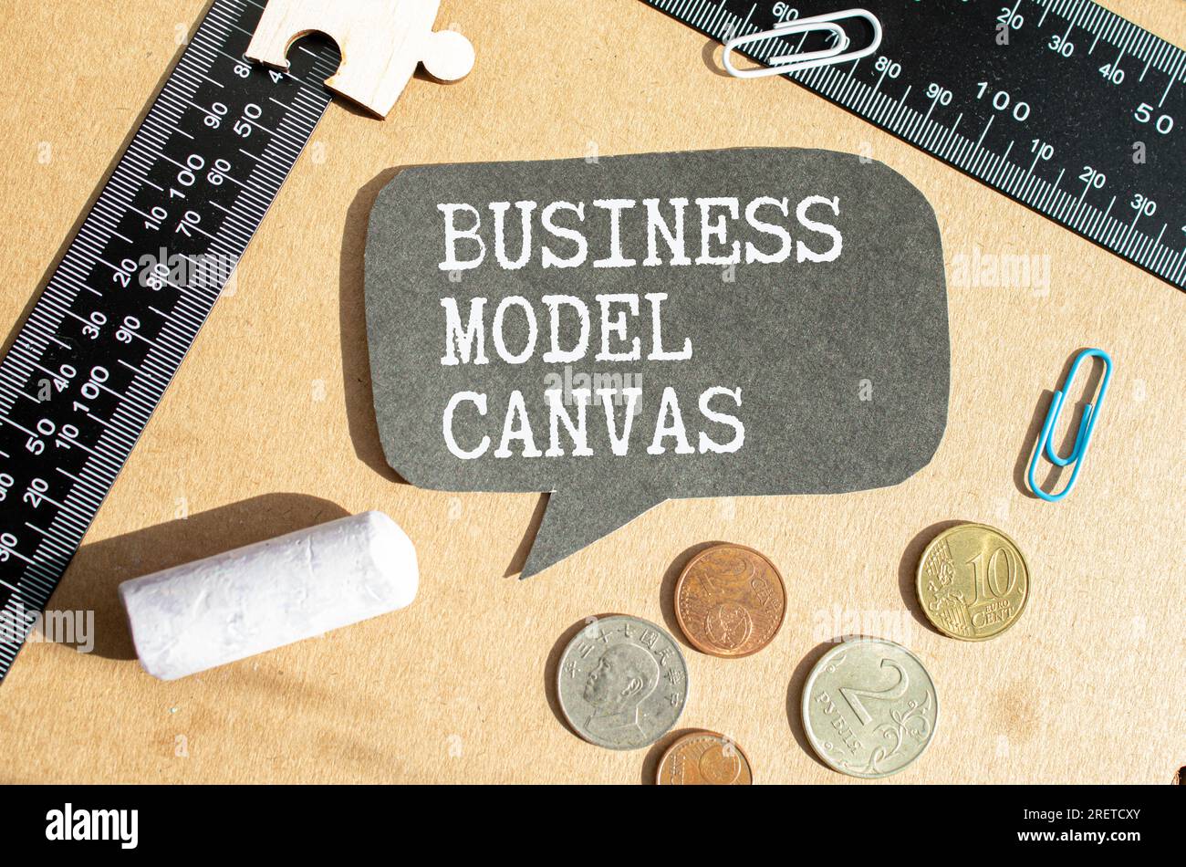 Auf dem Tablet für das GESCHÄFTSMODELL „Brieftext“ neben Brille und Berichten. Stockfoto