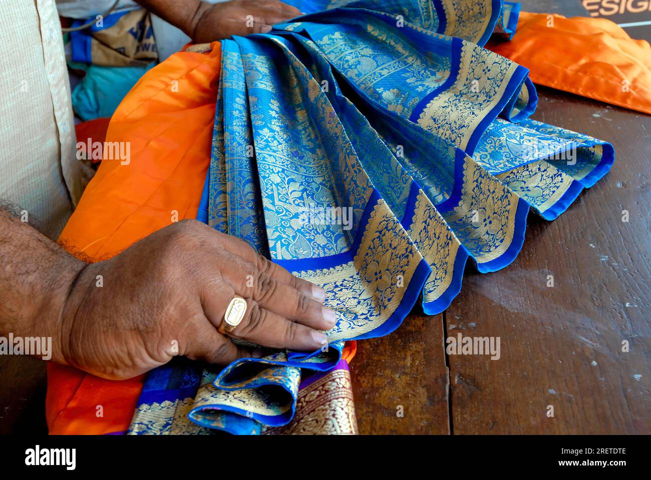 Ein Schneider, der Bharat Natyam Kostüm herstellt, in Mylapore, Chennai, Tamil Nadu, Indien, Asien Stockfoto