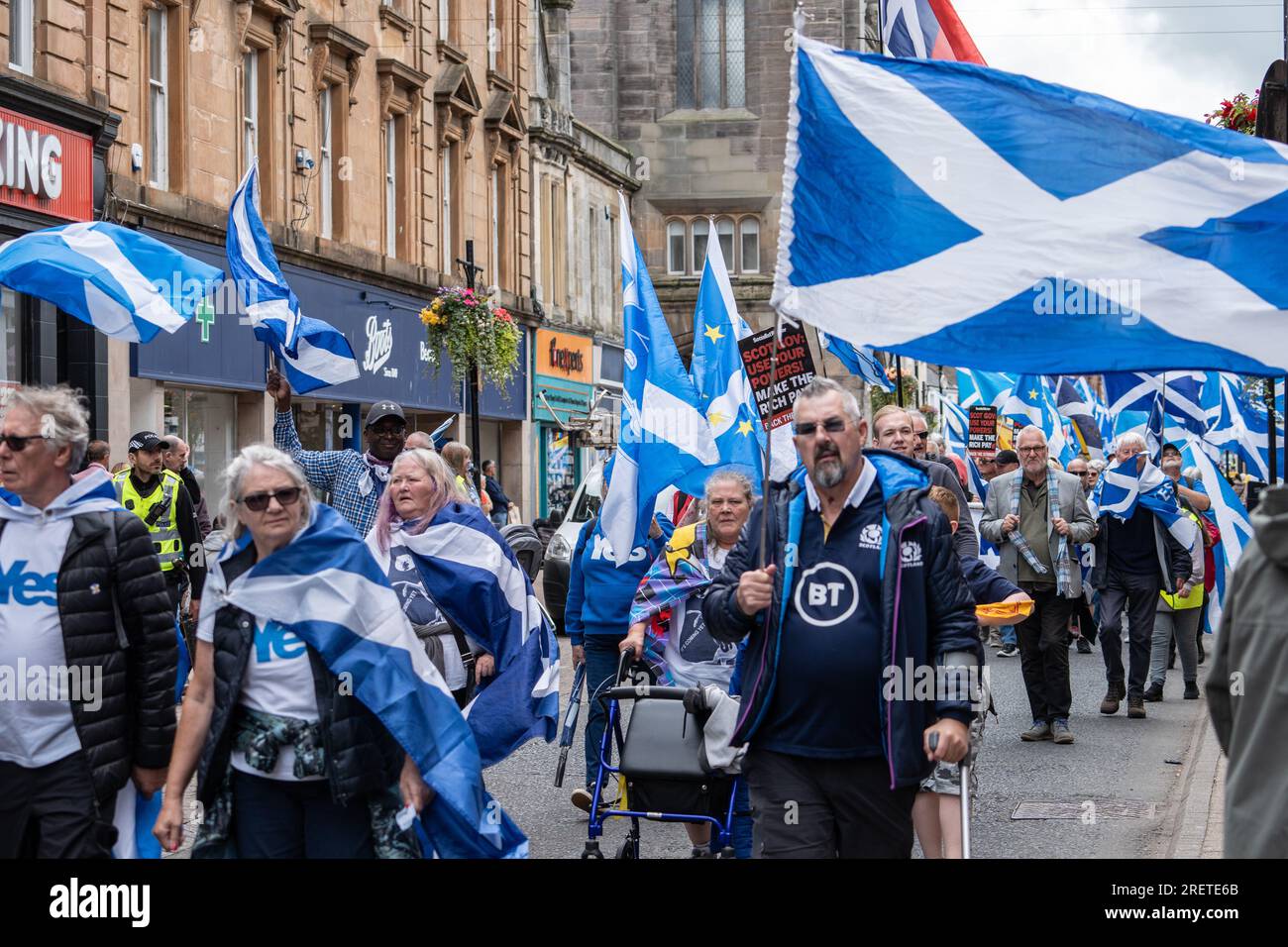 Ayr, Schottland, Großbritannien. 29. Juli 2023. Wahlkämpfer für schottische Unabhängigkeit marschieren durch die Stadt Ayr. Kredit: Richard Gass/Alamy Live News Stockfoto