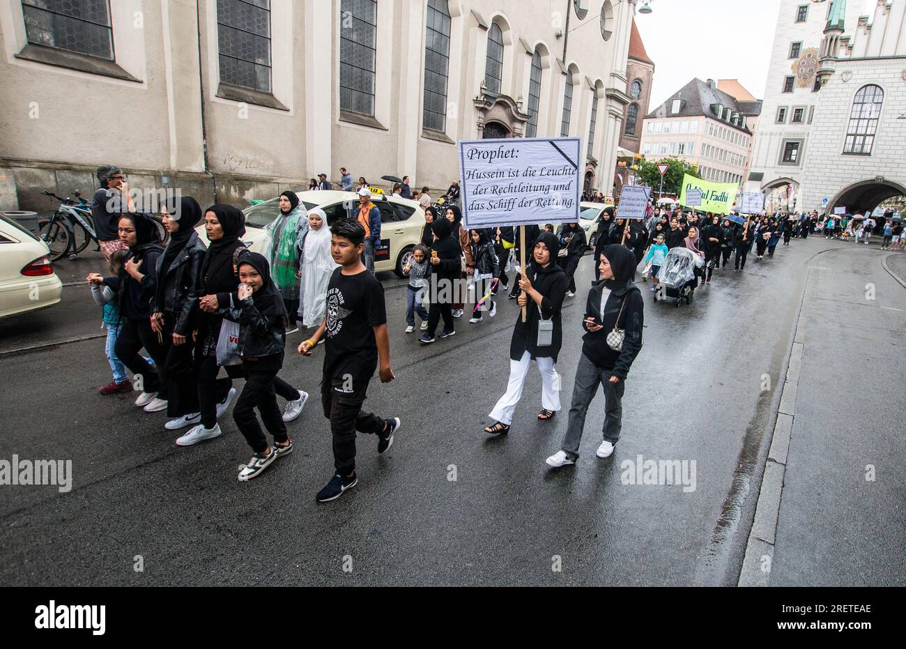 29. Juli 2023, München, Bayern, Deutschland: Der Ahlul Bayt Kulturverein Muenchen e.V. organisierte eine Ashura Trauermarsch (bestattungsmarsch) für den Dritten Imam des schiitischen Islam Husayn al Abidin - angeblich ein Enkel von Mohammed, dessen Tod eine der Ursachen für schiitisch-sunnitische Spannungen ist. Der Ahlul Bayt Kulturverein wird als mit dem iranischen Regime verbunden oder als Arm des iranischen Regimes angesehen und steht offiziell unter der Islamischen Gemeinschaft der Schiitischen Gemeinden (IGS), die in der Vergangenheit mit dem umstrittenen al-Quds Tag Demo verbunden war. Die Ashura-Märsche sind besser bekannt als die Ereignisse im Iran, in Afghanistan, Stockfoto