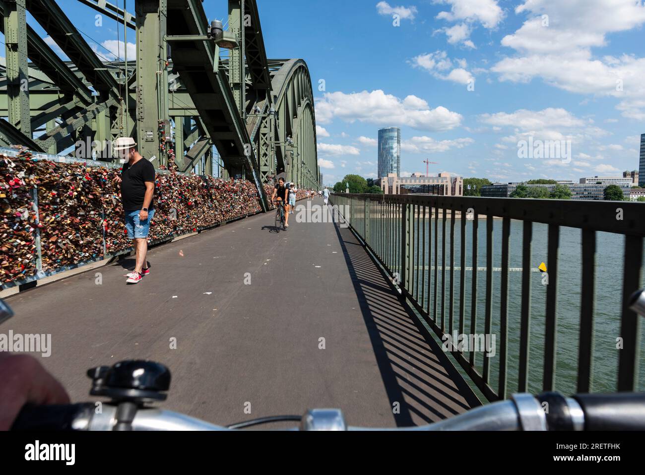 Radfahren aus der Perspektive der ersten Person auf einem gemeinsamen Fuß- und Radweg über die Hohenzollerbrücke in Köln, Nordrhein-Westfalen Stockfoto