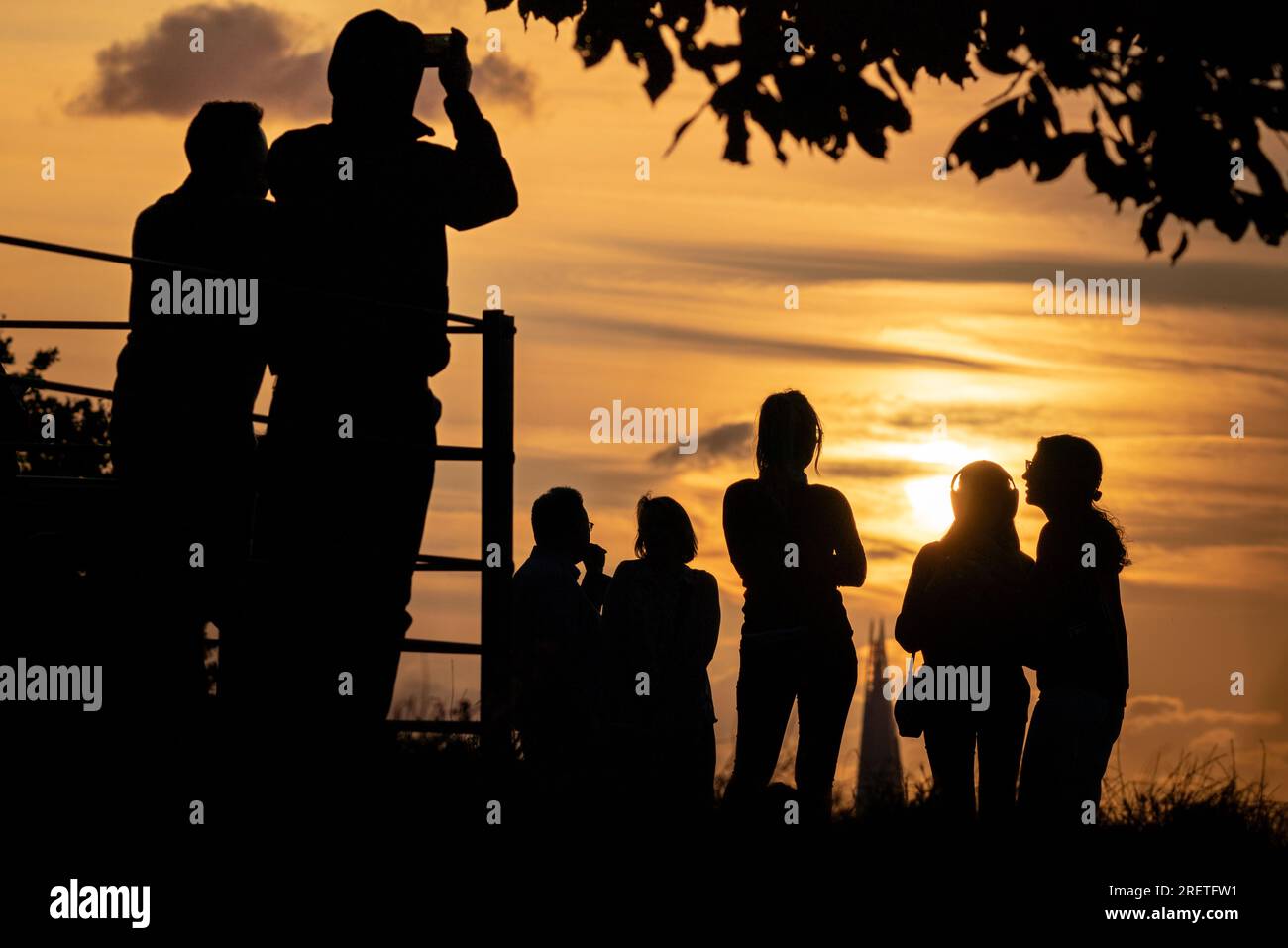 London, Großbritannien. 29. Juli 2023. UK Weather: Dramatischer Sonnenuntergang vom Gipfel des Greenwich Park, der einen warmen Samstagabend endet. Kredit: Guy Corbishley/Alamy Live News Stockfoto