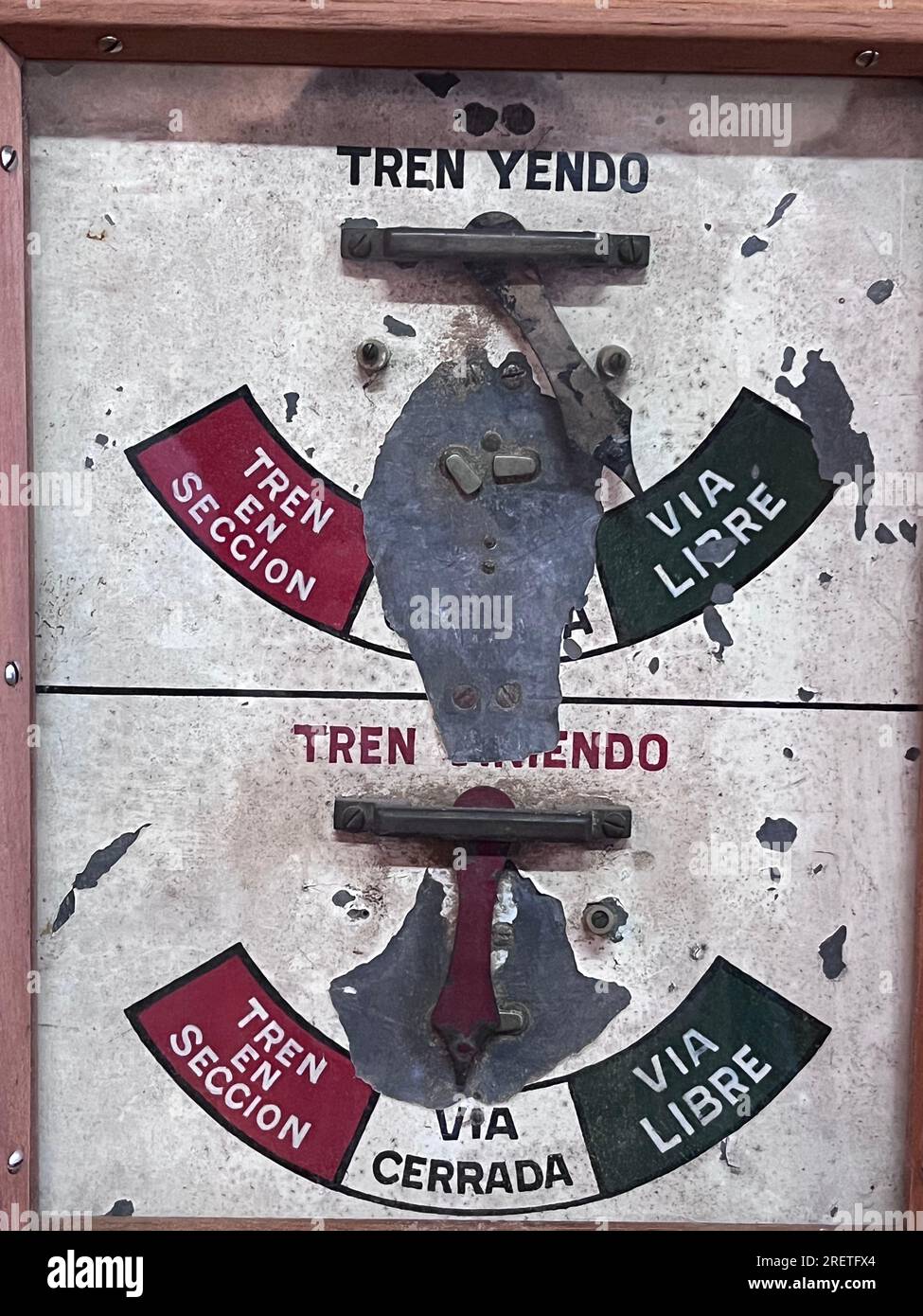 Antike mechanische Zugsignaleinrichtung mit roten und grünen Anzeigeruhren im Holzrahmen Stockfoto