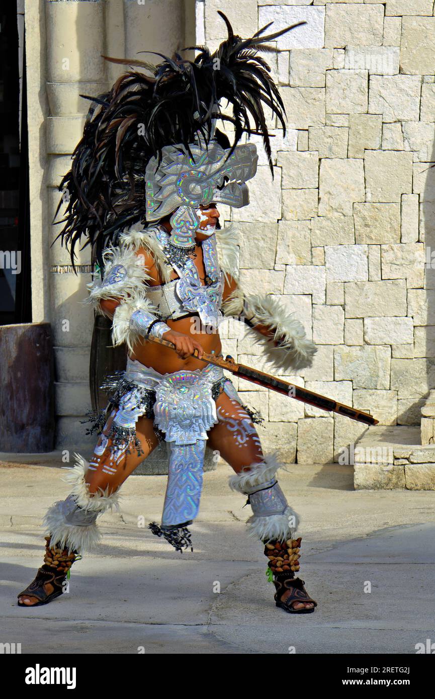 Straßenkünstler in Maya-Kostümen Stockfoto