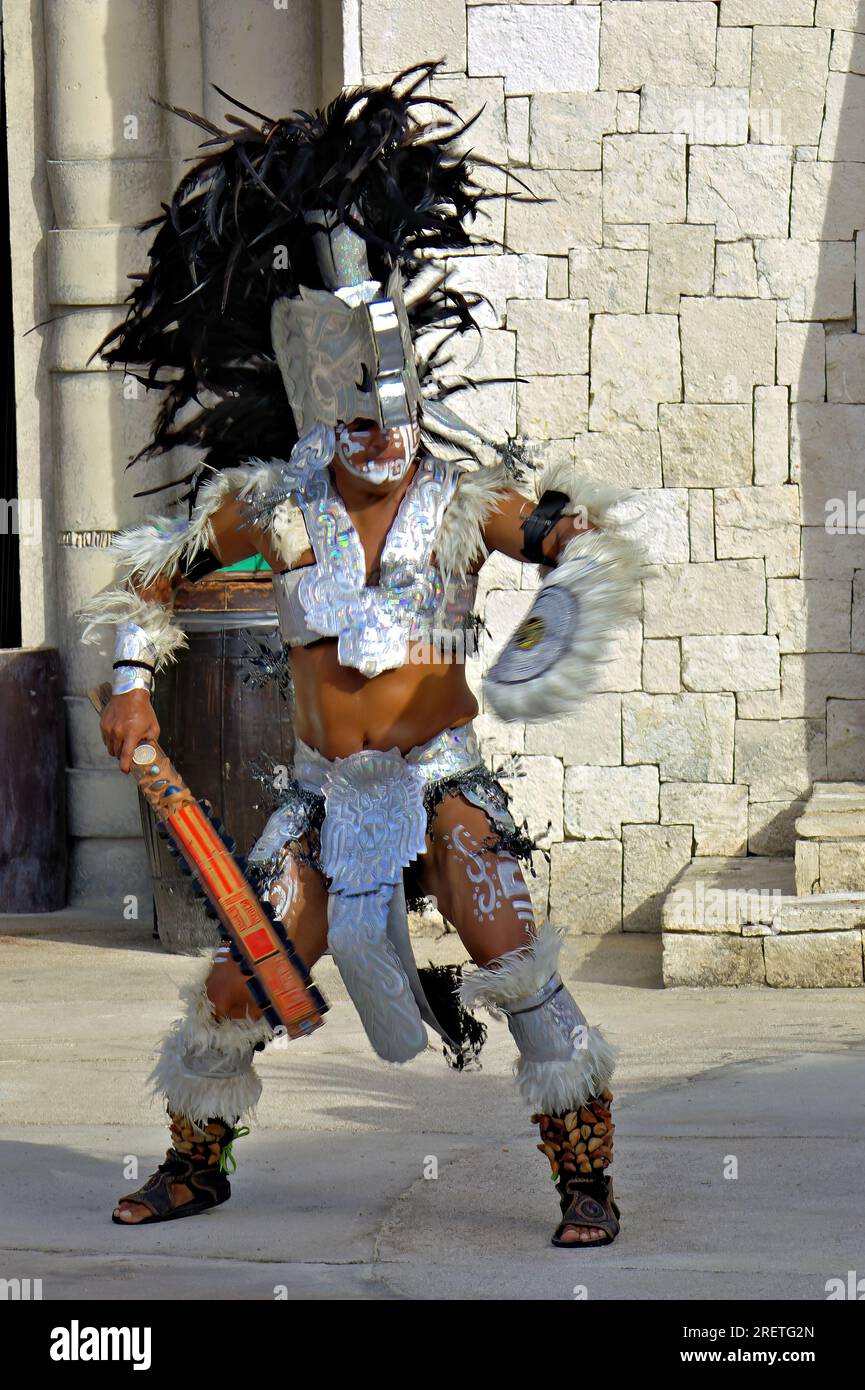 Straßenkünstler in Maya-Kostümen Stockfoto